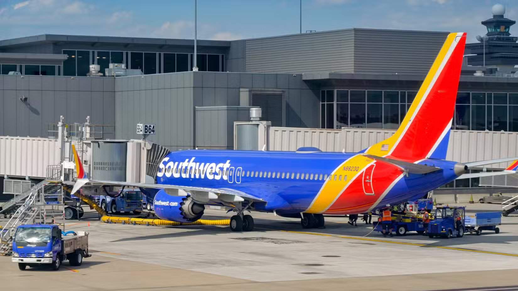طائرة ساوث ويست 737 متوقفة في دولس (Dulles)