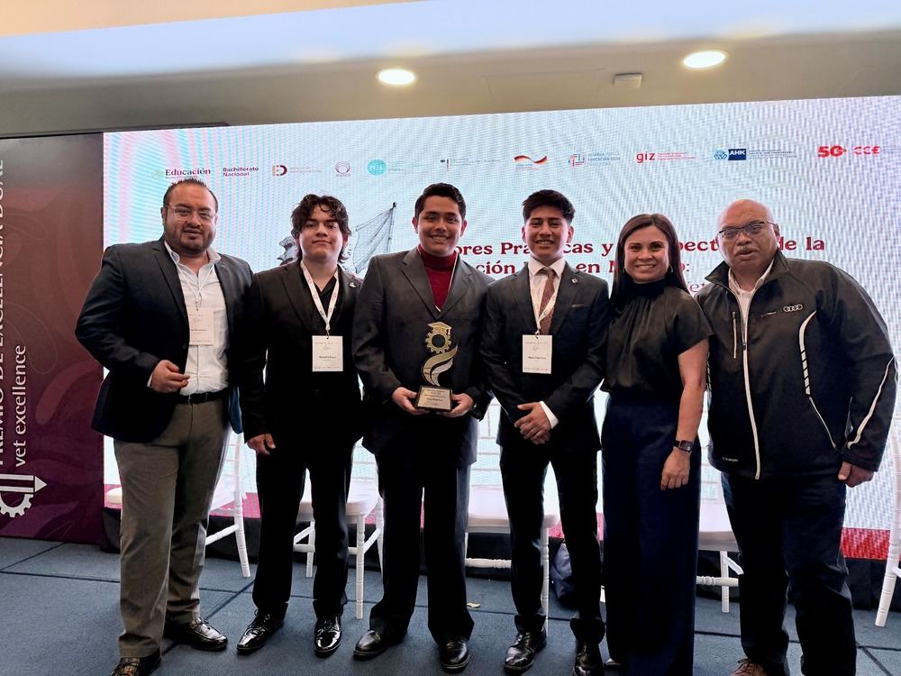The award is presented by CAMEXA, SEP, CCE, GIZ, and the Alliance for Professional Dual Education to recognize contributions to promoting dual education and talent development