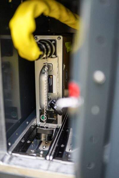 Fully electric and zero-emission: Up to eight ROBEL E³ batteries provide up to nine hours of working time, while battery replacement takes just a few minutes.