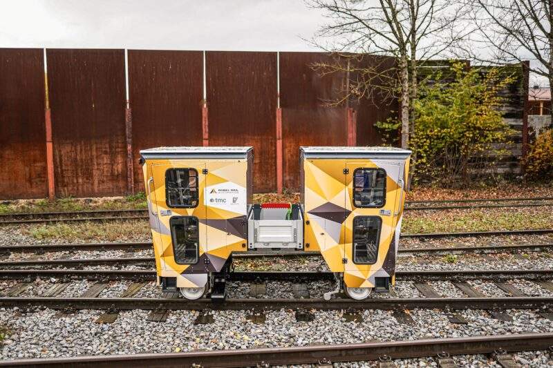 Two operator cabs accommodate up to four people and enable efficient bidirectional operation on closed tracks—without the need for turning.