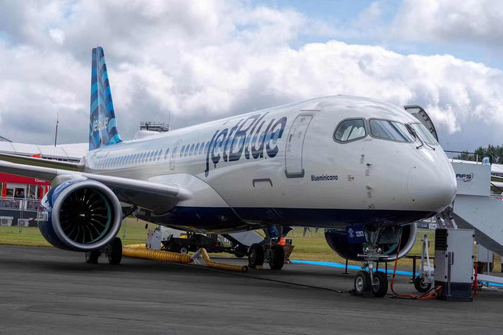 Primer plano del morro del JetBlue A220-300