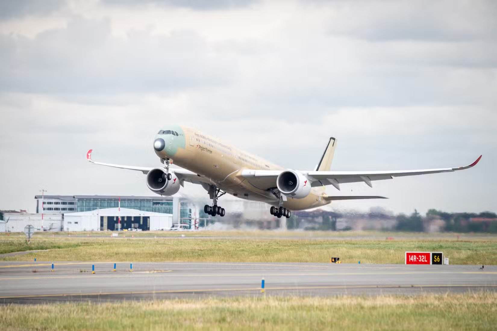 A350-1000ULR MSN707 Qantas first flight - rollout and takeoff_AI-PHO-0383-05-06-1