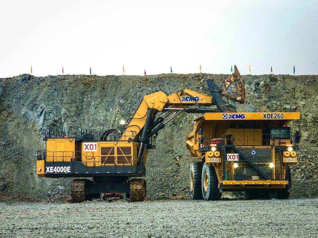 XE4000E-Elektrobagger und XDE260-Muldenkipper im Systemeinsatz in einer Kupfermine in Südamerika