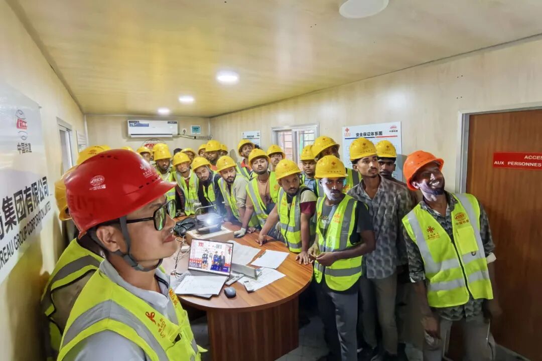 Les techniciens clés du projet enseignent les points essentiels de la construction au personnel local