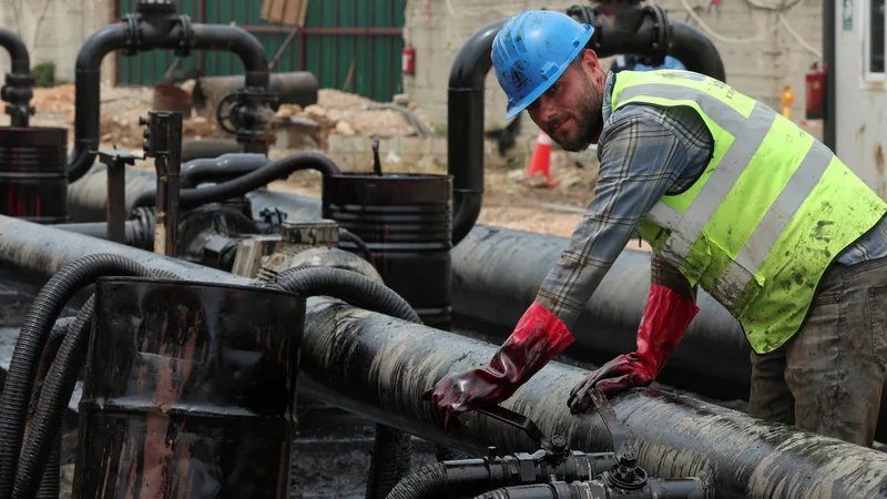 Photo d'archive : le 14 mai 2026, à Baniyas, en Syrie, un homme travaille lors du déchargement de pétrole d'un camion-citerne arrivé d'Irak. Photo : Reuters/Mahmoud Hassano