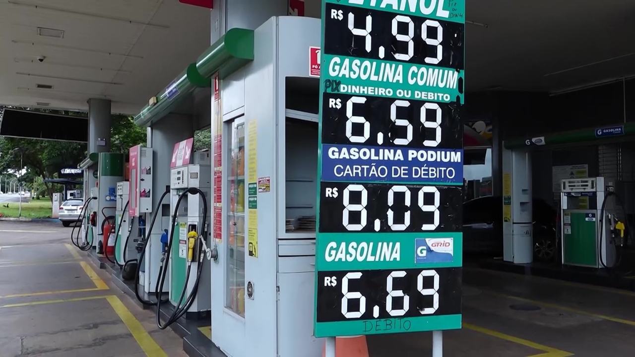 O subsídio de R$ 0,44 por litro custa cerca de R$ 1,2 bilhão por mês, equivalente a quase 17% do preço da gasolina nas refinarias. O governo estava prestes a encerrar o subsídio, mas a pressão da guerra sobre o petróleo adiou o cancelamento. Fonte: Canção Nova.