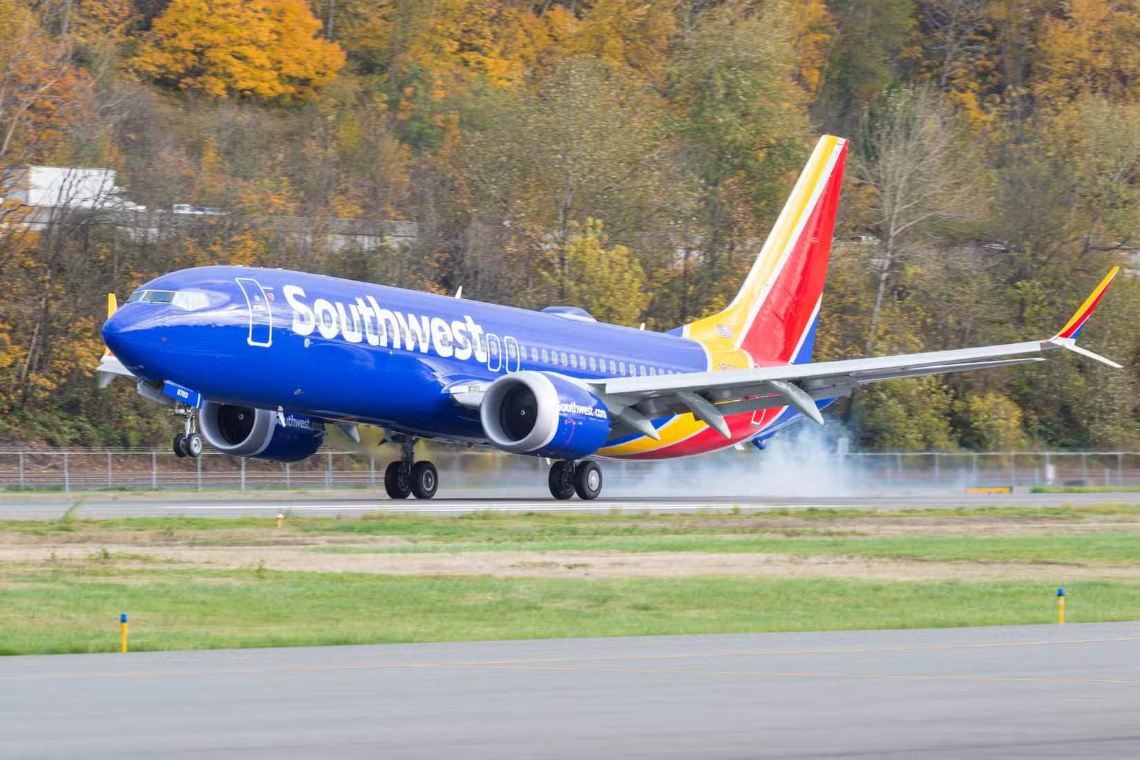Boeing 737 MAX 8 de Southwest Airlines aterrizando en el Aeropuerto Boeing BFI