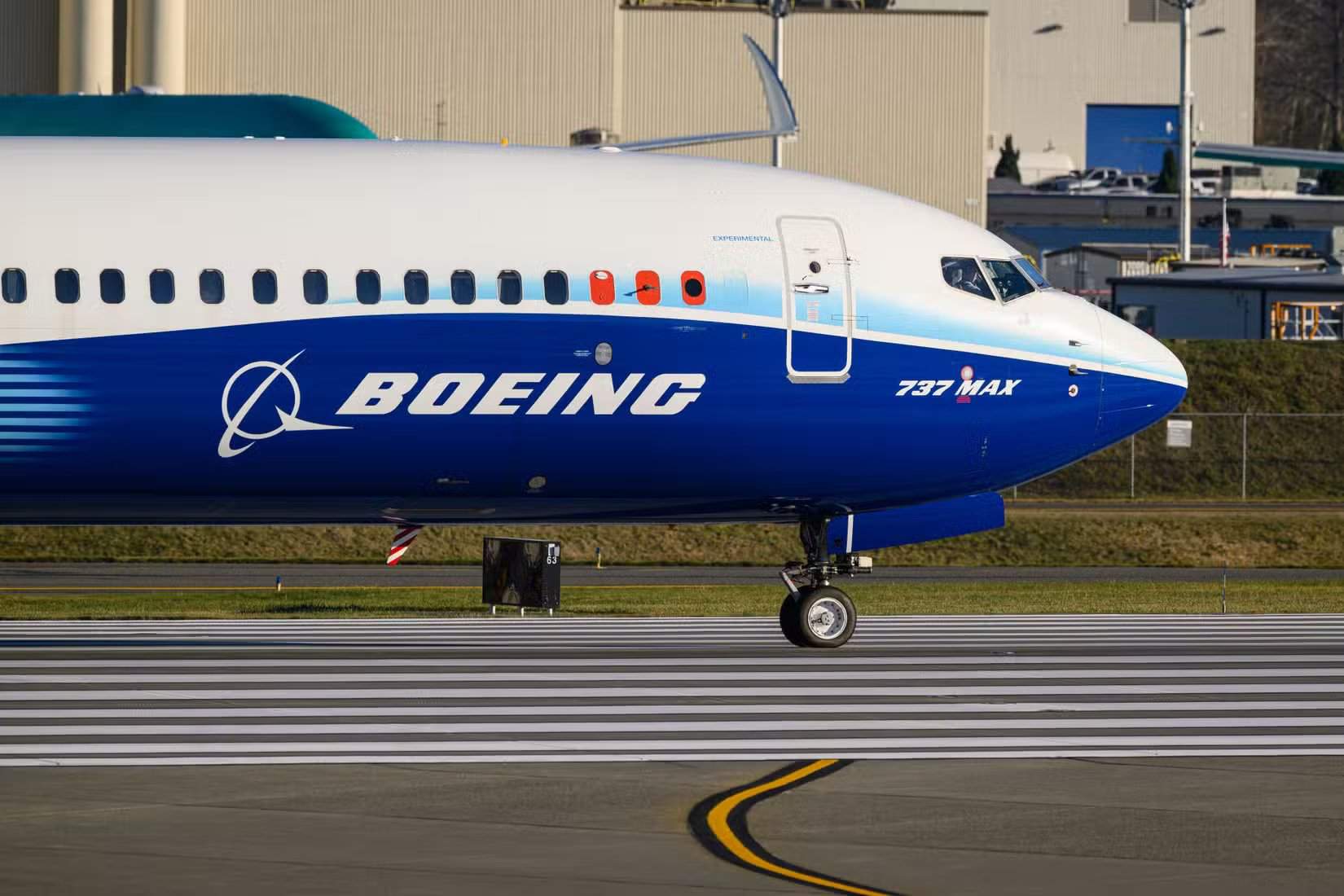 Avião de teste Boeing 737 MAX 10 com pintura da empresa na pista