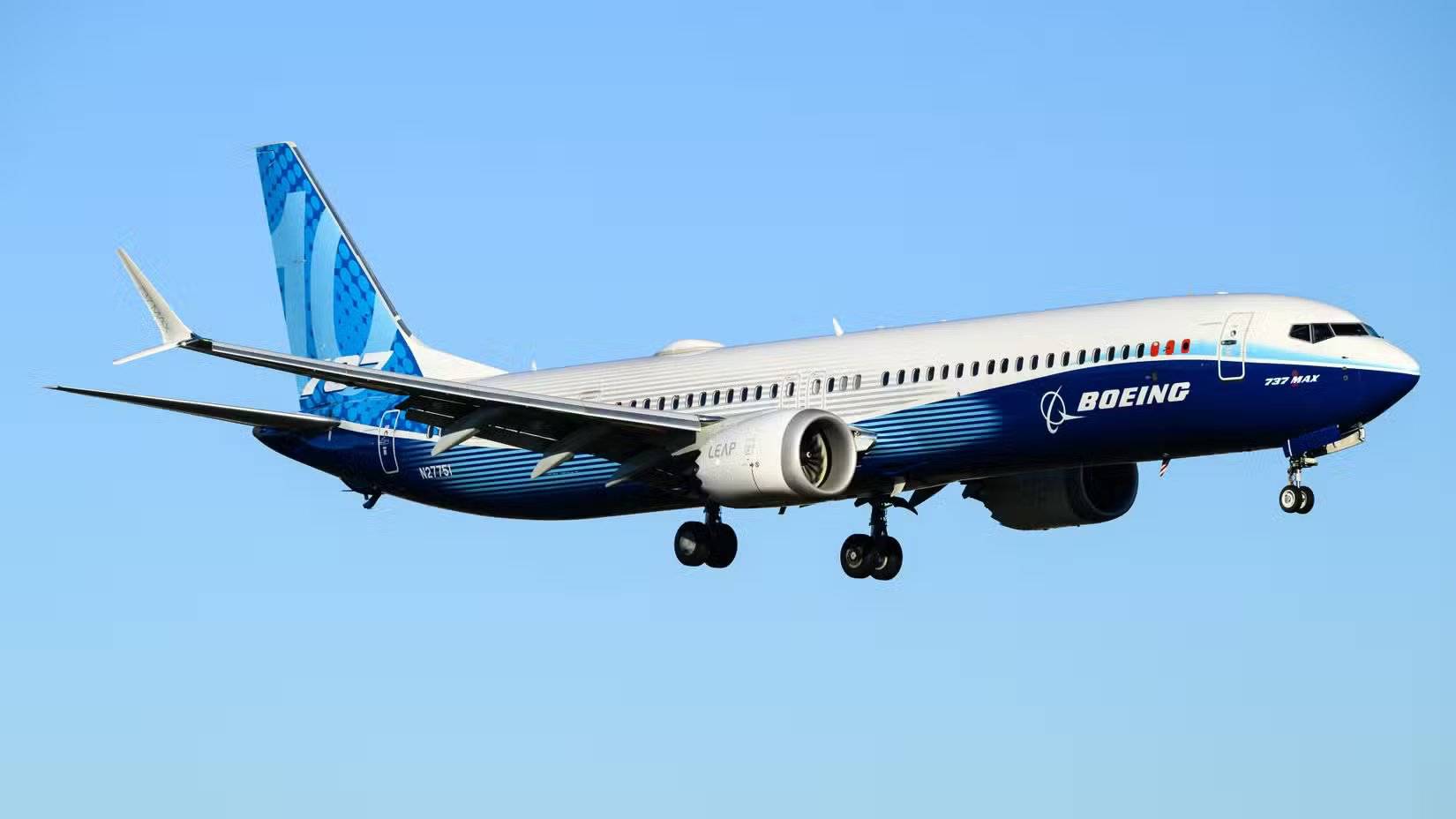 Avião de teste Boeing 737 MAX 10 com pintura da empresa em voo, matrícula N27751