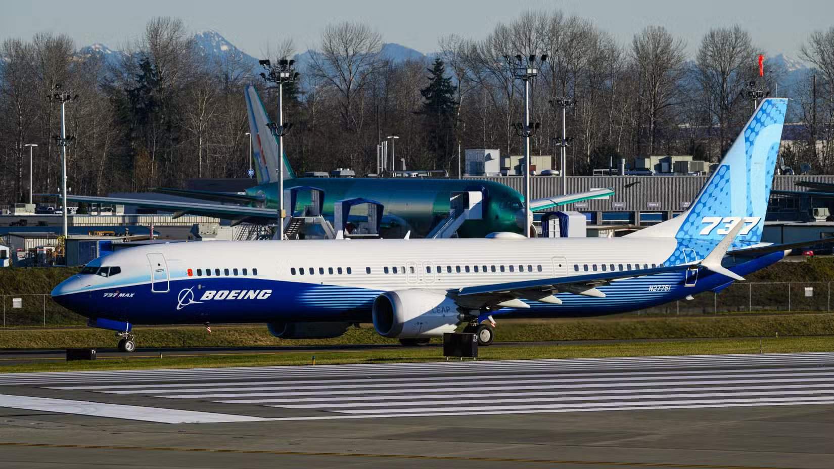 Avião Boeing 737 MAX 10 com pintura da empresa taxiando no Aeroporto Paine