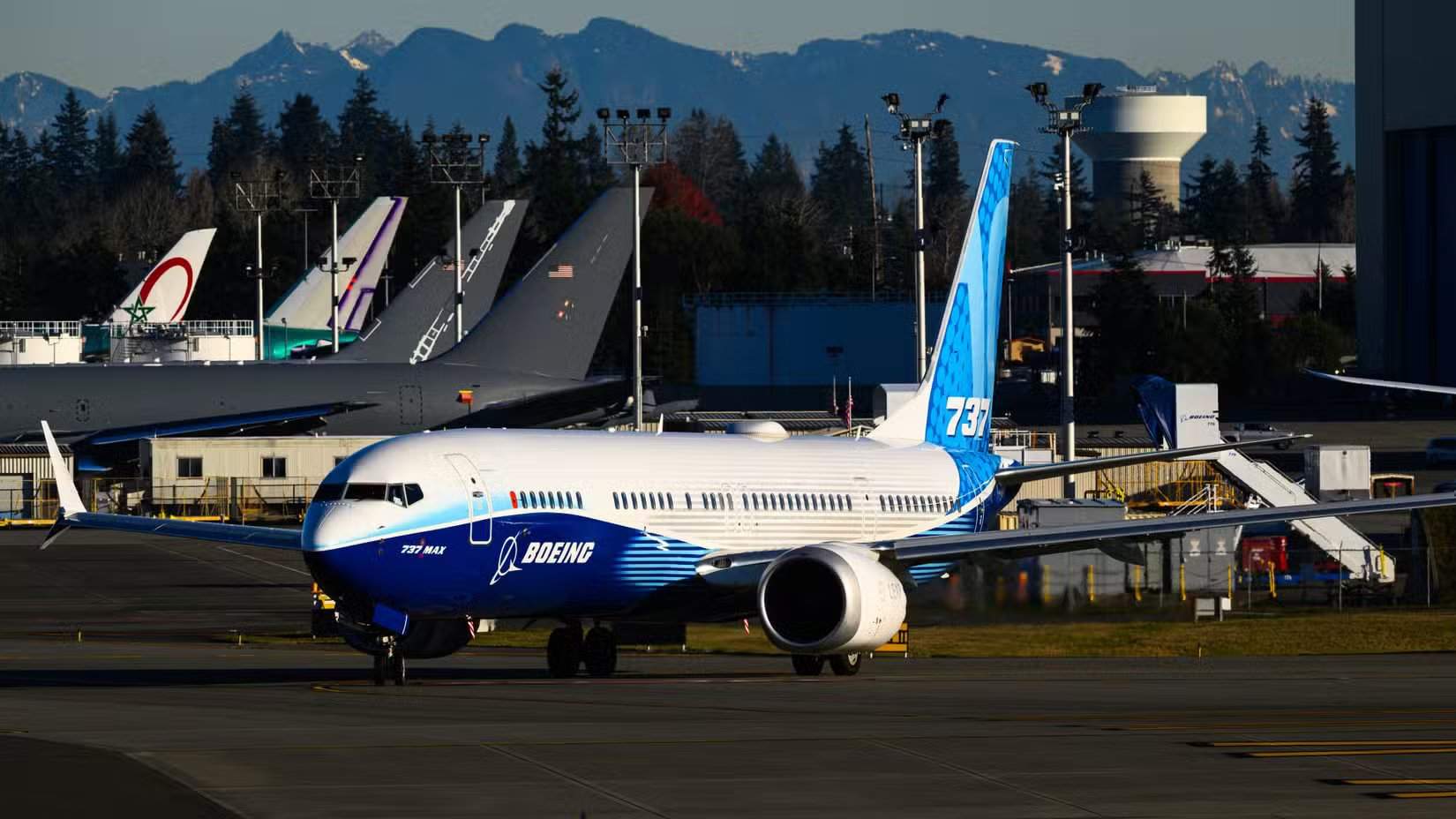 Avião Boeing 737 MAX 10 com pintura da empresa taxiando na fábrica do Aeroporto Paine