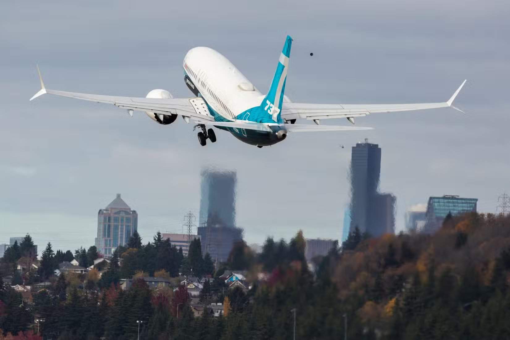 Boeing 737 MAX 7 despegando del BFI