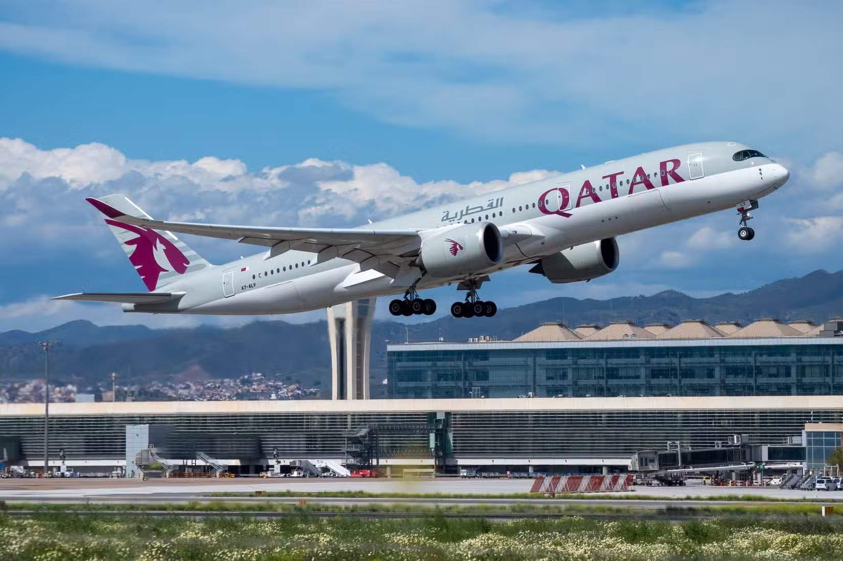 Airbus A350 de Qatar Airways despegando del Aeropuerto de Málaga-Costa del Sol