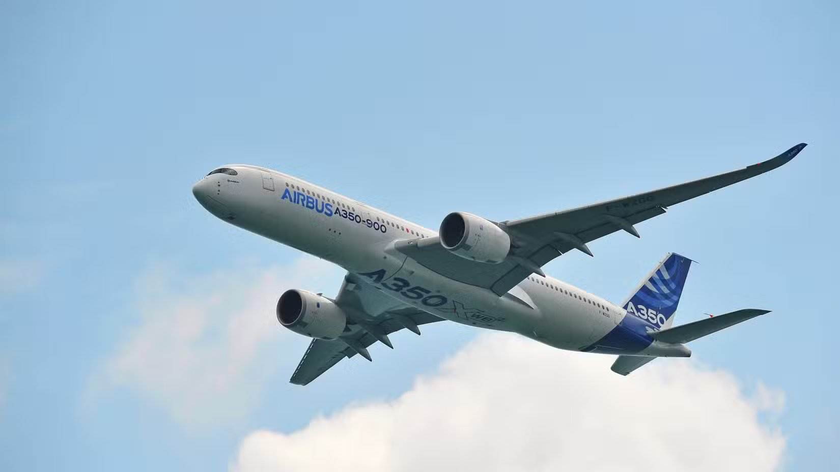 Vuelo de un A350-900 con librea de Airbus