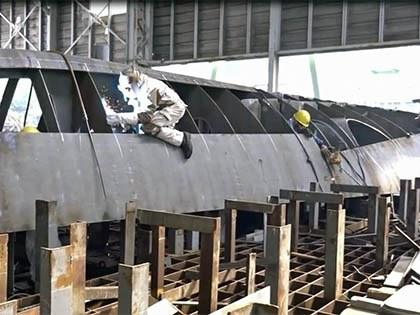 Welding operations on ship hulls in the shipyard