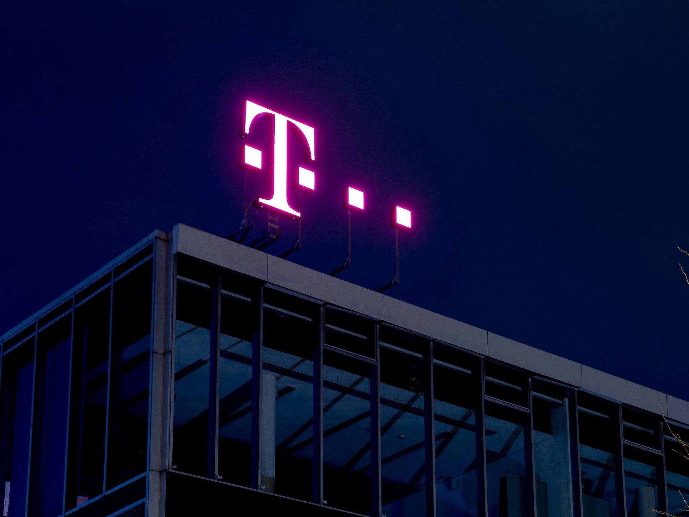 Die Deutsche Telekom setzt ChatGPT Enterprise ein, um einen KI-nativen Telekommunikationsbetrieb aufzubauen, der Kundenbetreuung und Kernnetz umfasst