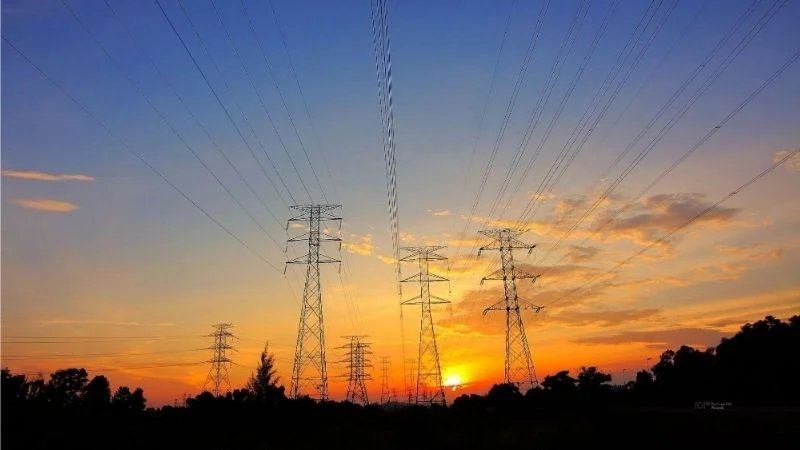 Pylônes électriques au coucher du soleil.