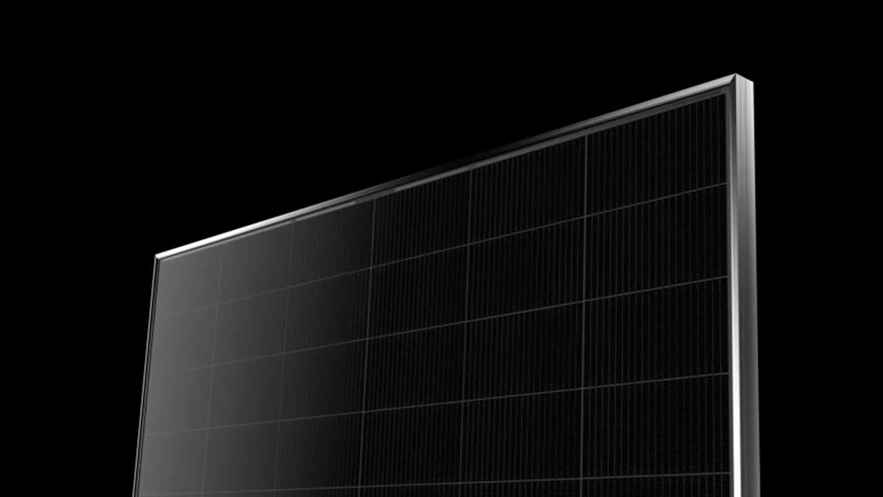 O módulo HJT de 740 W G12-132 da Dinto Solar possui bifacialidade superior a 90% e coeficiente de temperatura de -0,24 %/°C, sendo adequado para ambientes desérticos. Crédito da imagem: DintoSolar