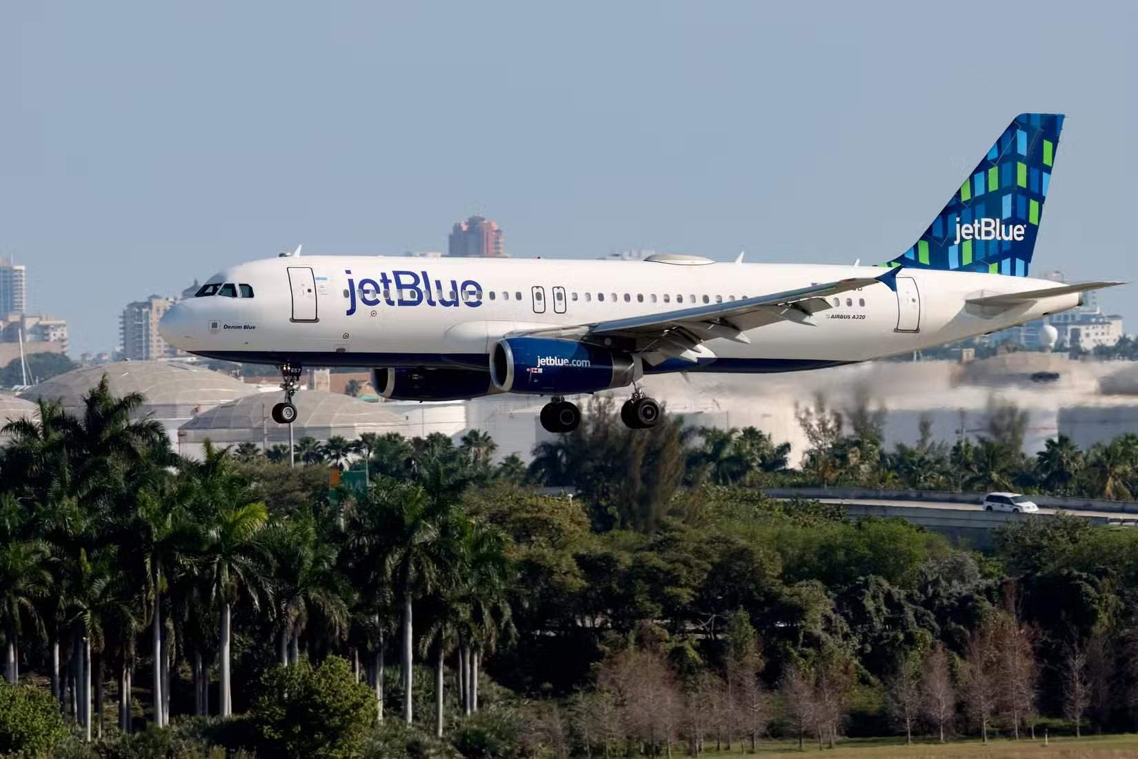 Avião Airbus A320-232 da JetBlue pousando