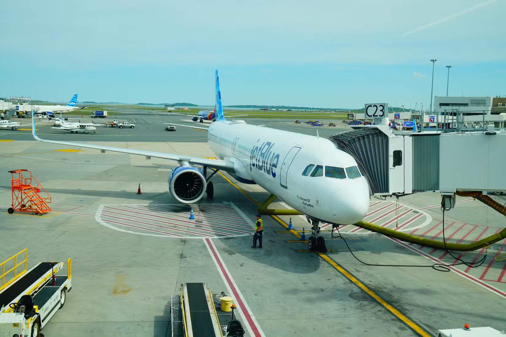 Avião da JetBlue estacionado no Aeroporto Logan de Boston