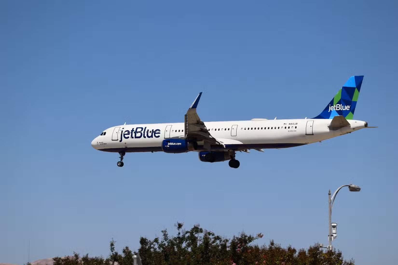 Airbus A321 da JetBlue pousando