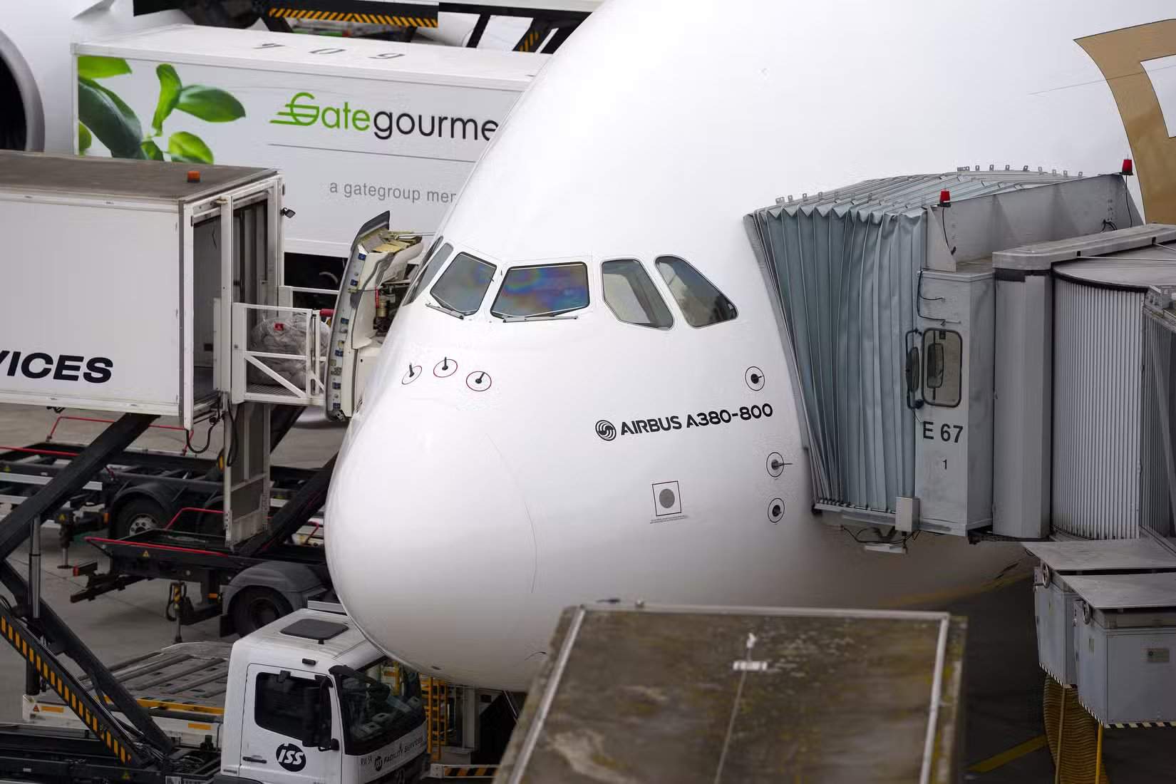A380 da Emirates estacionado no portão de embarque