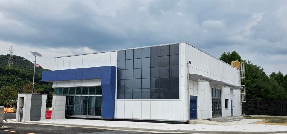 安装在阴城发电本部的金属板一体型建筑一体化光伏设备全景。