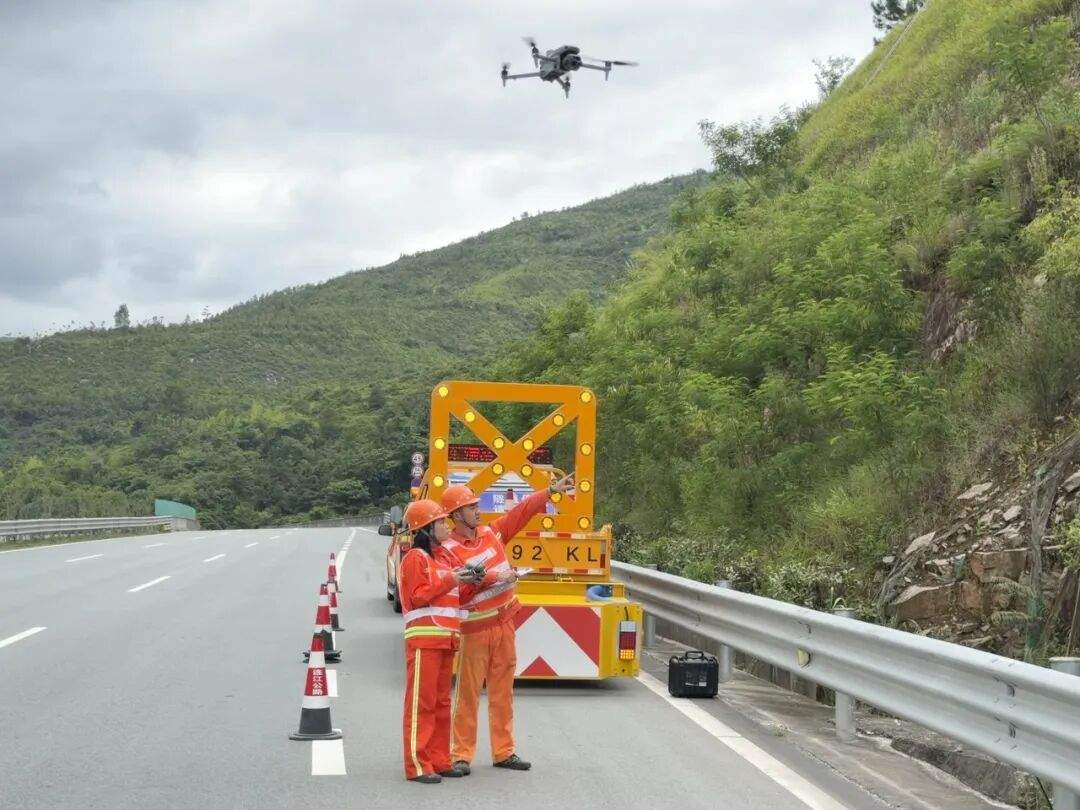No dia 10 de julho, funcionários do Centro Rodoviário de Lianjiang, na cidade de Fuzhou, província de Fujian, utilizaram drones para inspecionar riscos de segurança em taludes altos da Rodovia Nacional 104.