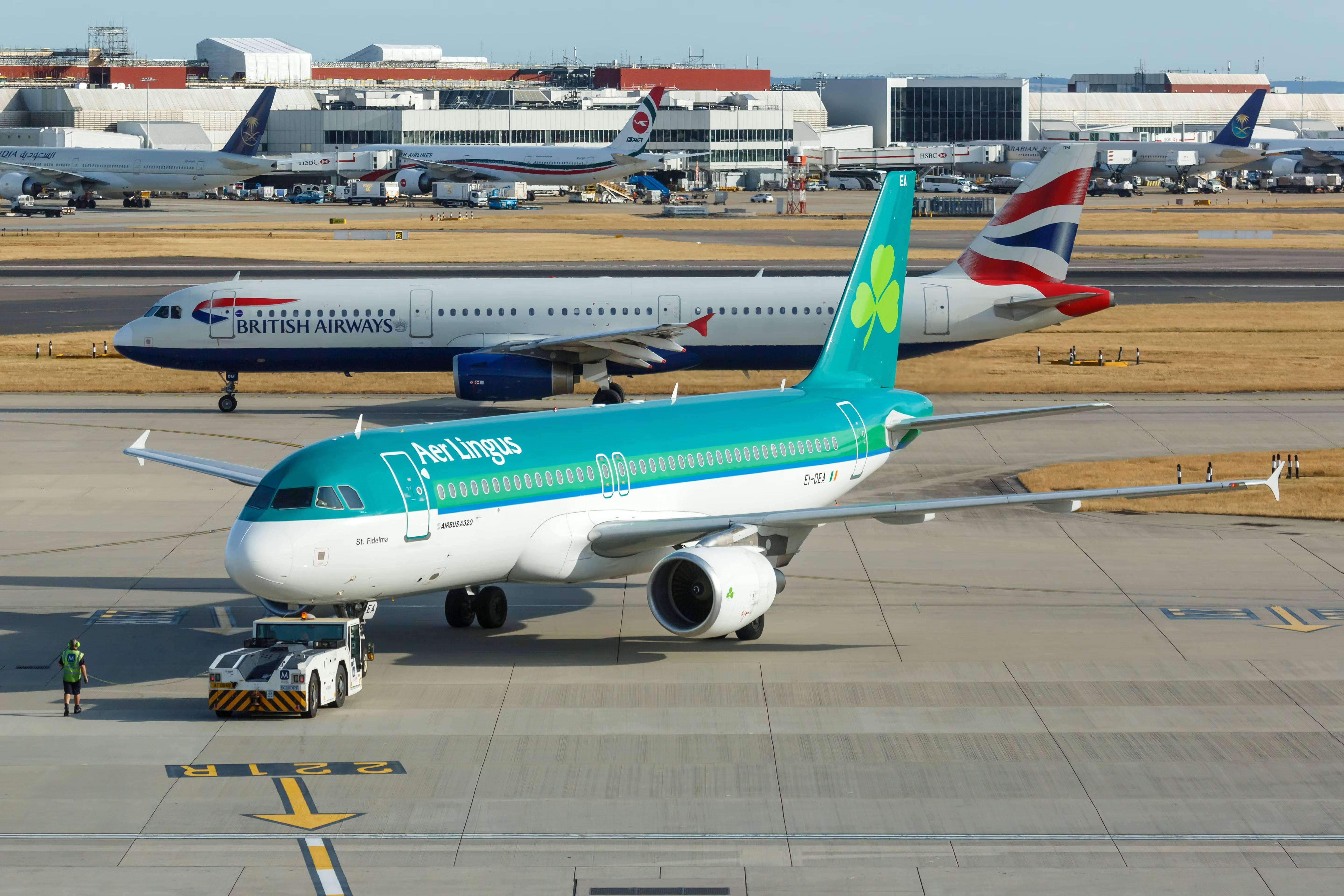Airbus A320-200 da Aer Lingus taxiando, com Airbus A321-200 da British Airways atrás