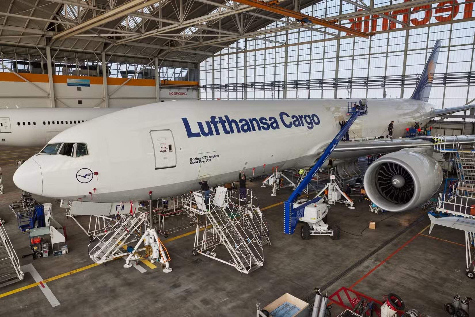 Грузовой самолёт Lufthansa Cargo 777 в ангаре для технического обслуживания