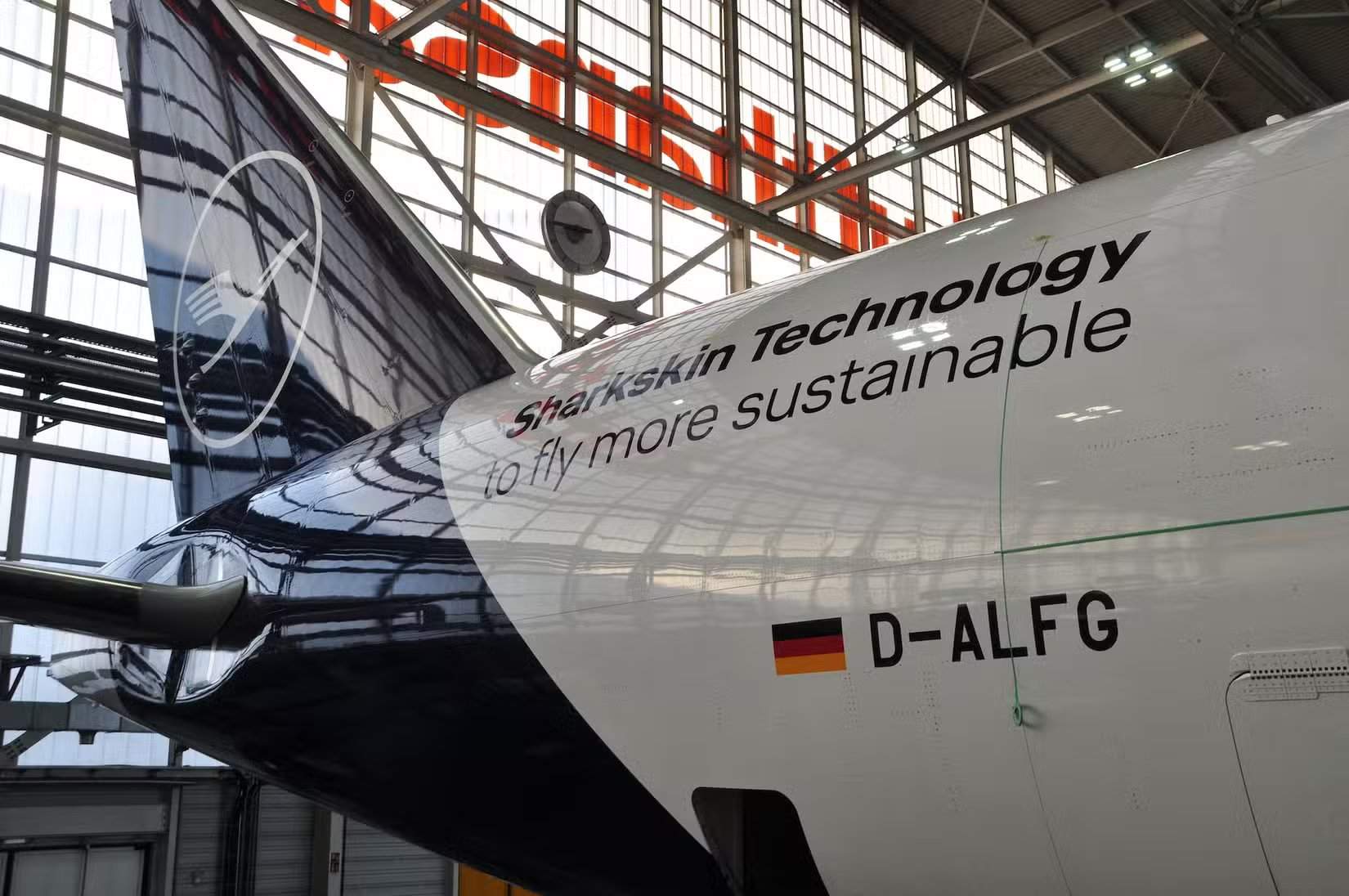 Крупный план фрагмента грузового самолёта Lufthansa Cargo Boeing 777F D-ALFGA с покрытием AeroSHARK