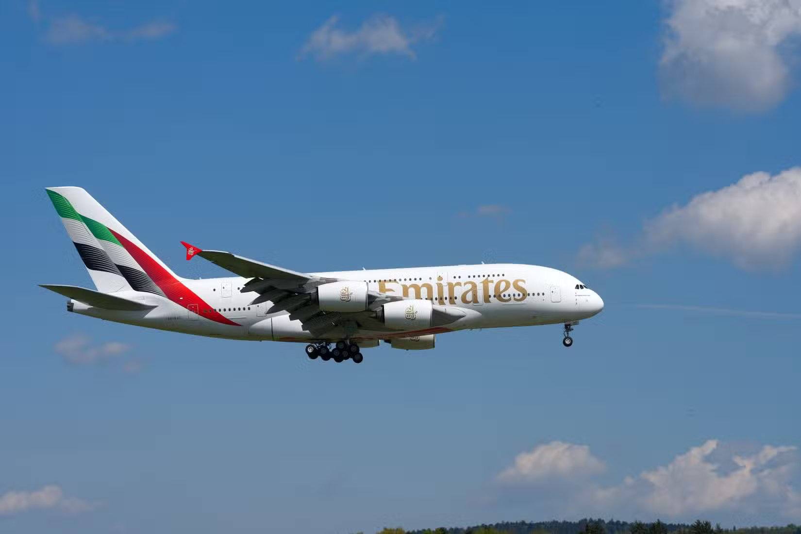 Un A380 d’Emirates avec la nouvelle livrée volant dans un ciel dégagé