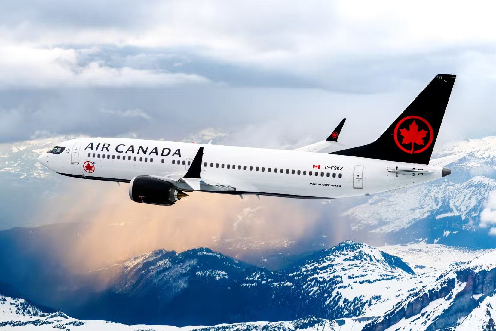 Boeing 737 MAX 8 d’Air Canada survolant des montagnes