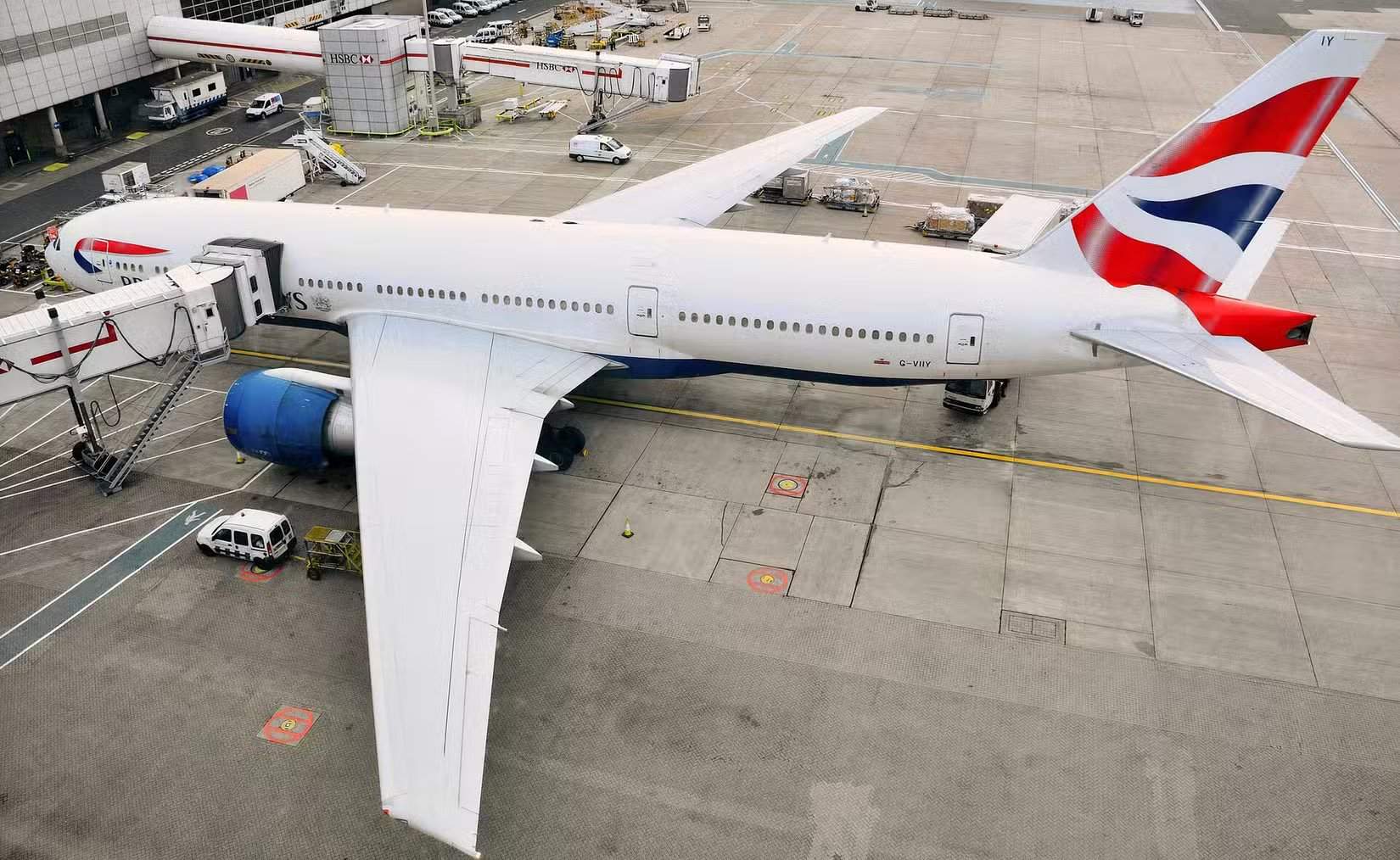 英国航空777-200ER在盖特威克停机位