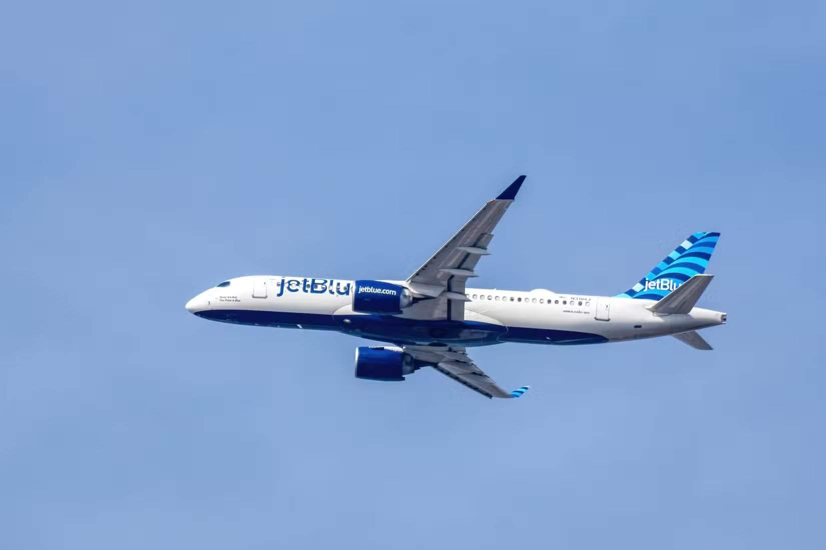 Самолёт JetBlue Airbus A320 пролетает над международным аэропортом Роли-Дарем.