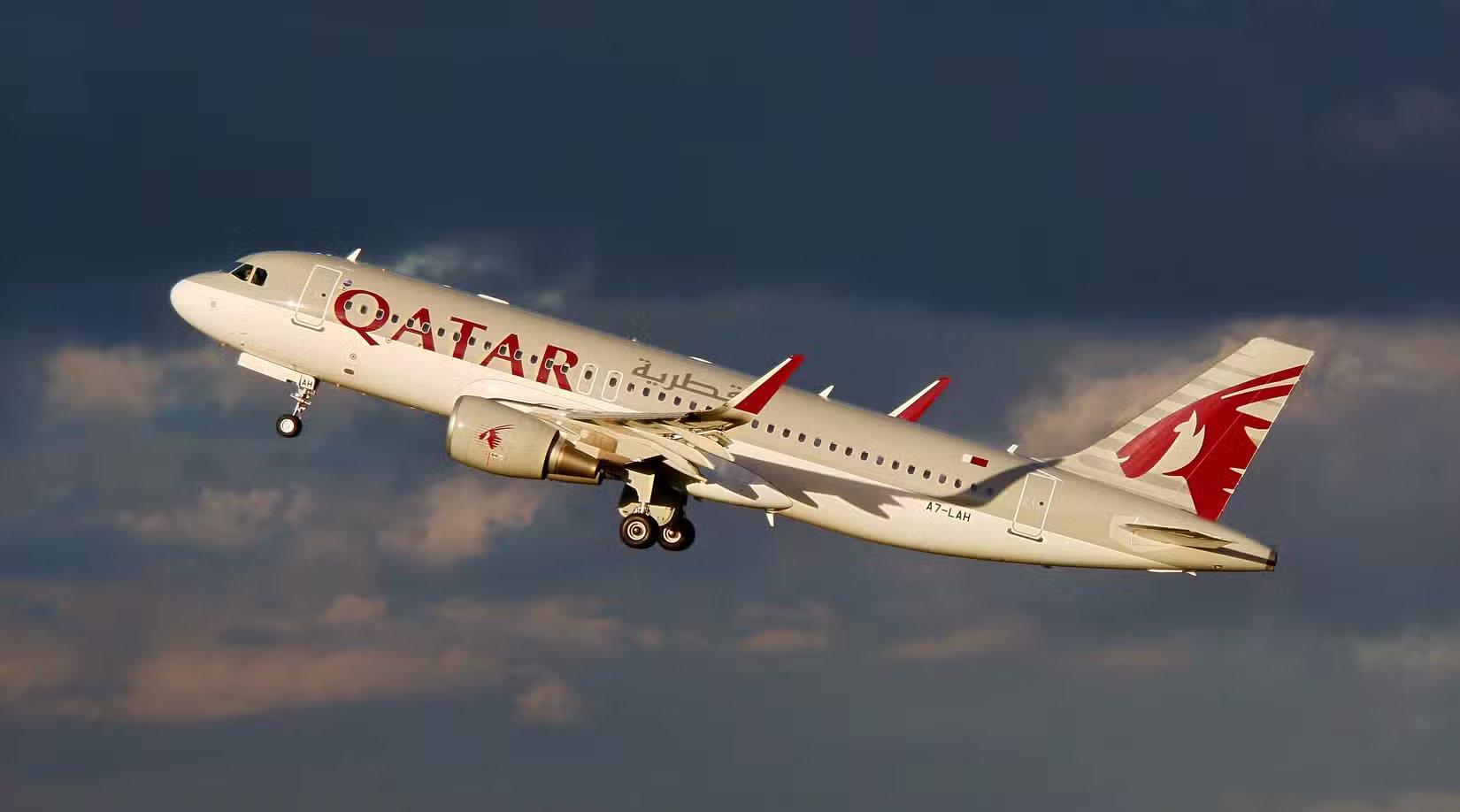 A320 da Qatar Airways em subida inicial-1