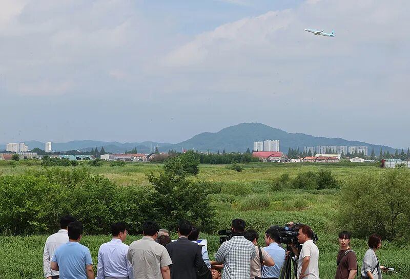 当地时间2026年7月7日，韩国光州广域市光山区，一架客机从光州军用机场上空起飞。（视觉中国）