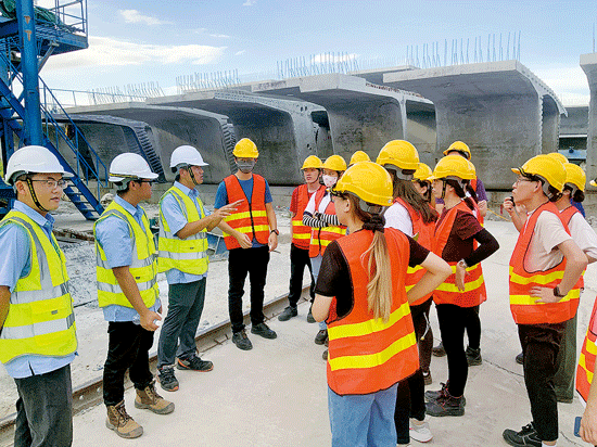 Les constructeurs échangent avec les enseignants et les élèves locaux sur place