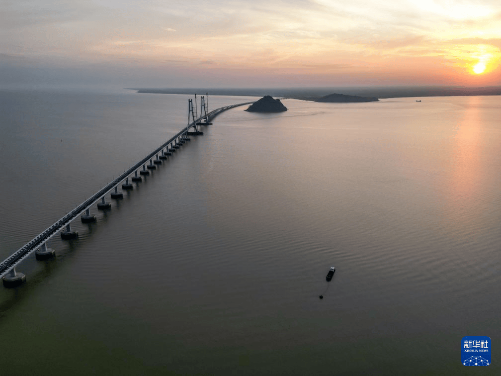 Ceci est une photo du pont transmaritime de Rumba prise le 9 juillet dans l'État de Sarawak, en Malaisie (photo par drone). Photo : Chen Zeguo, journaliste de l'agence Xinhua