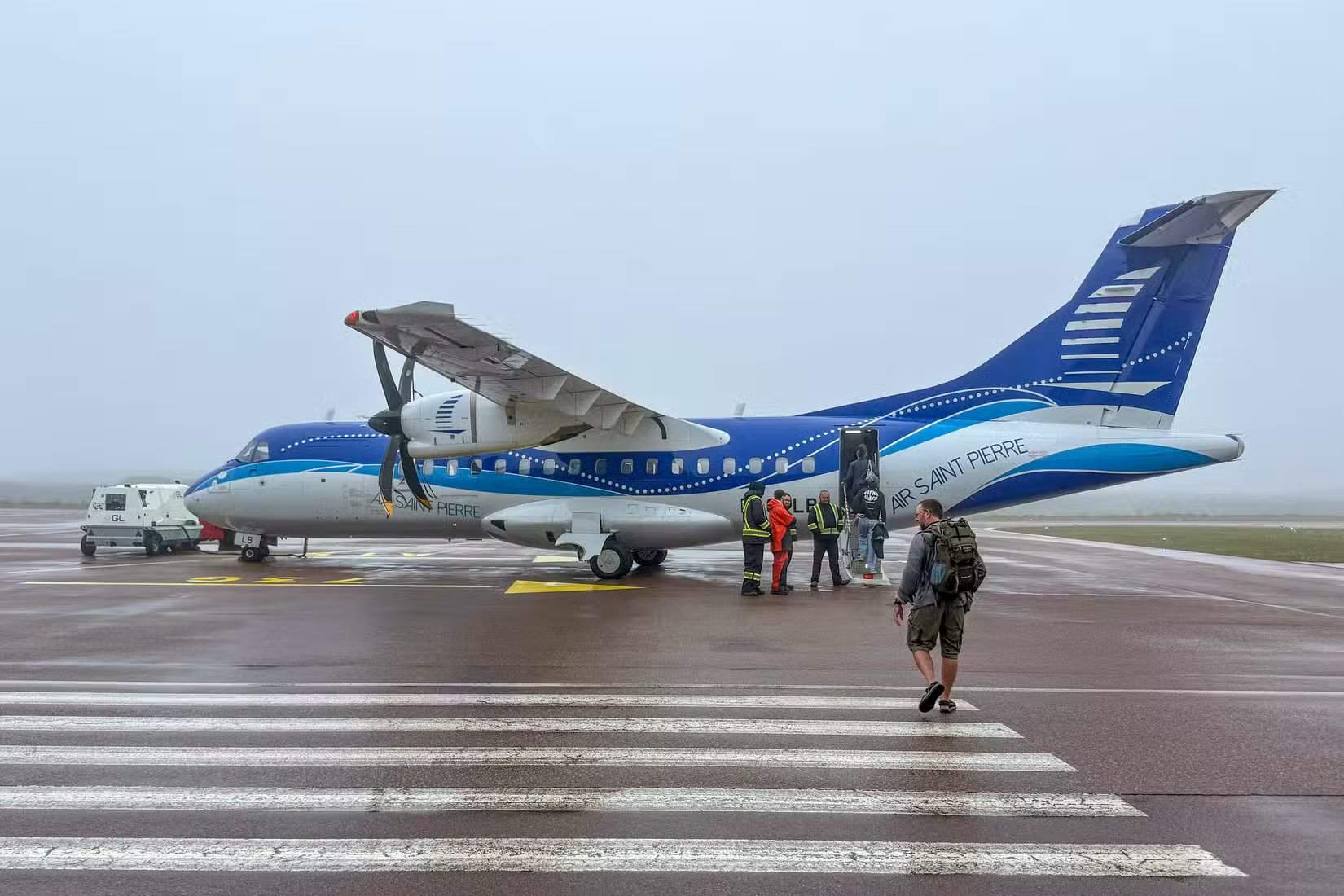 圣皮埃尔航空ATR 42在圣皮埃尔潘特布朗什机场