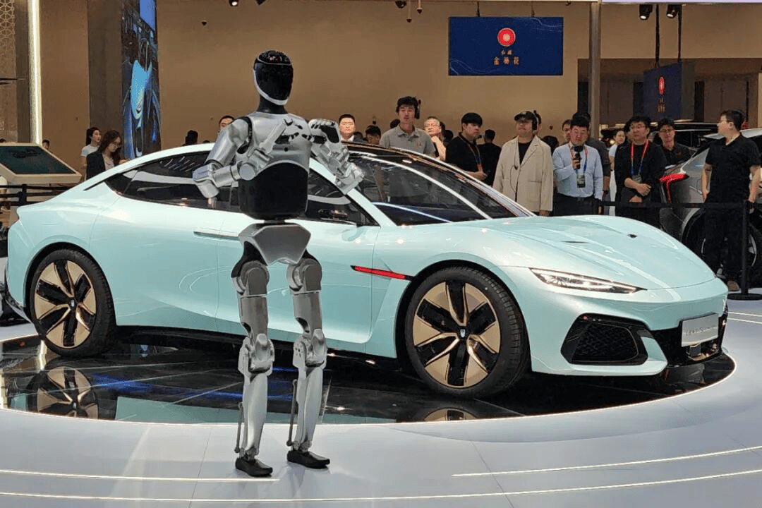 中国一汽自主研发具身智能机器人亮相2026北京车展