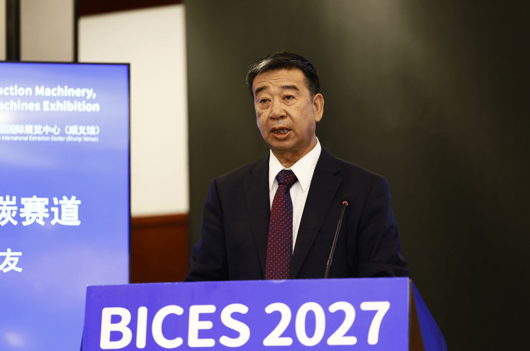 协会监事长、协会专家委员会副主任李建友作《绿智融合赋能产业升级,科学发展开创低碳赛道》讲话