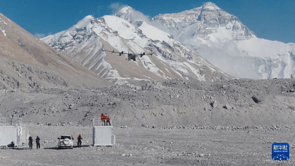 Des scientifiques utilisent le nouveau drone de transport à décollage vertical DJI EV50 de DJI sur le versant nord de l'Everest