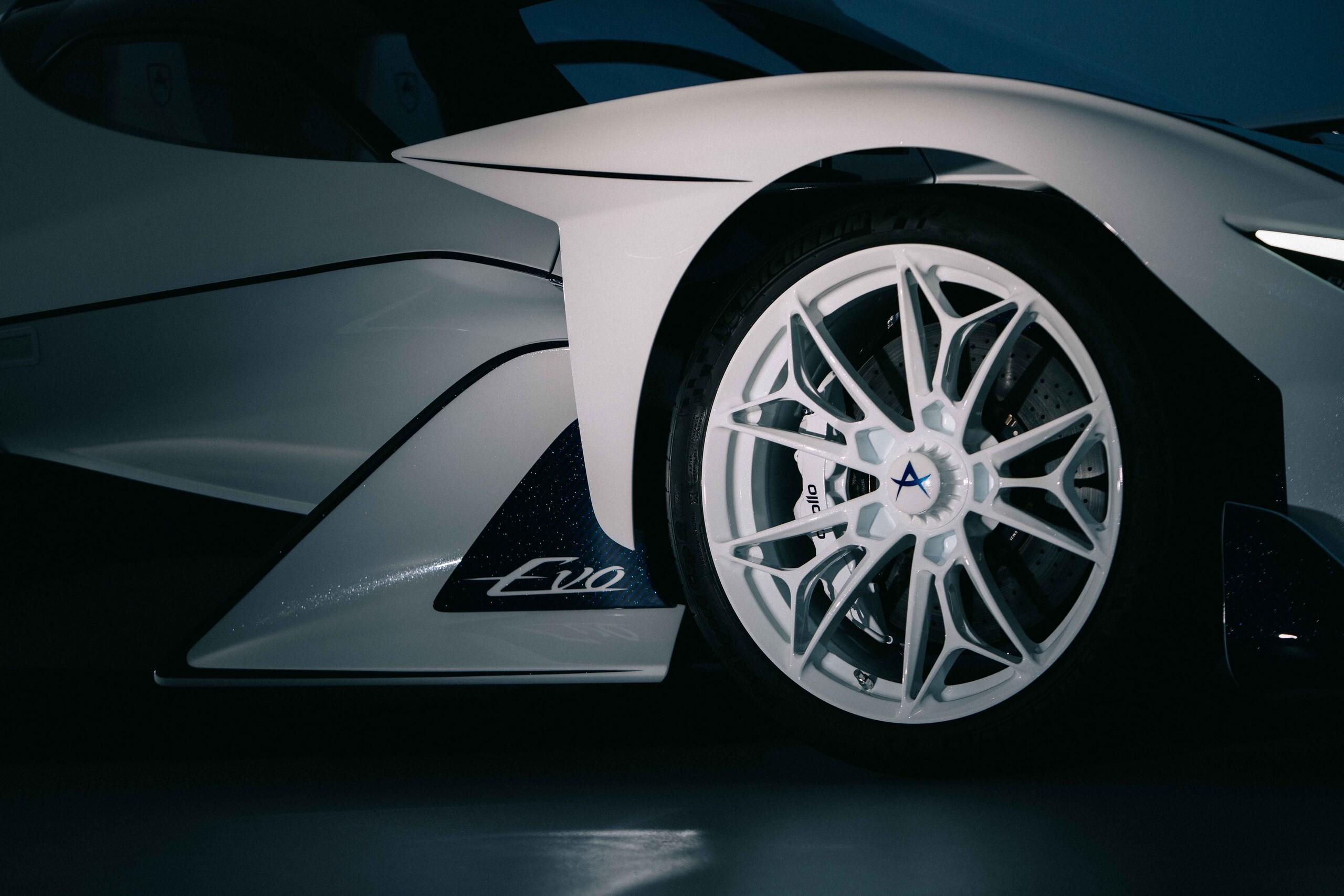 V12 Apollo Evo Caribbean Dragon издаёт пронзительный звук, как у Ferrari