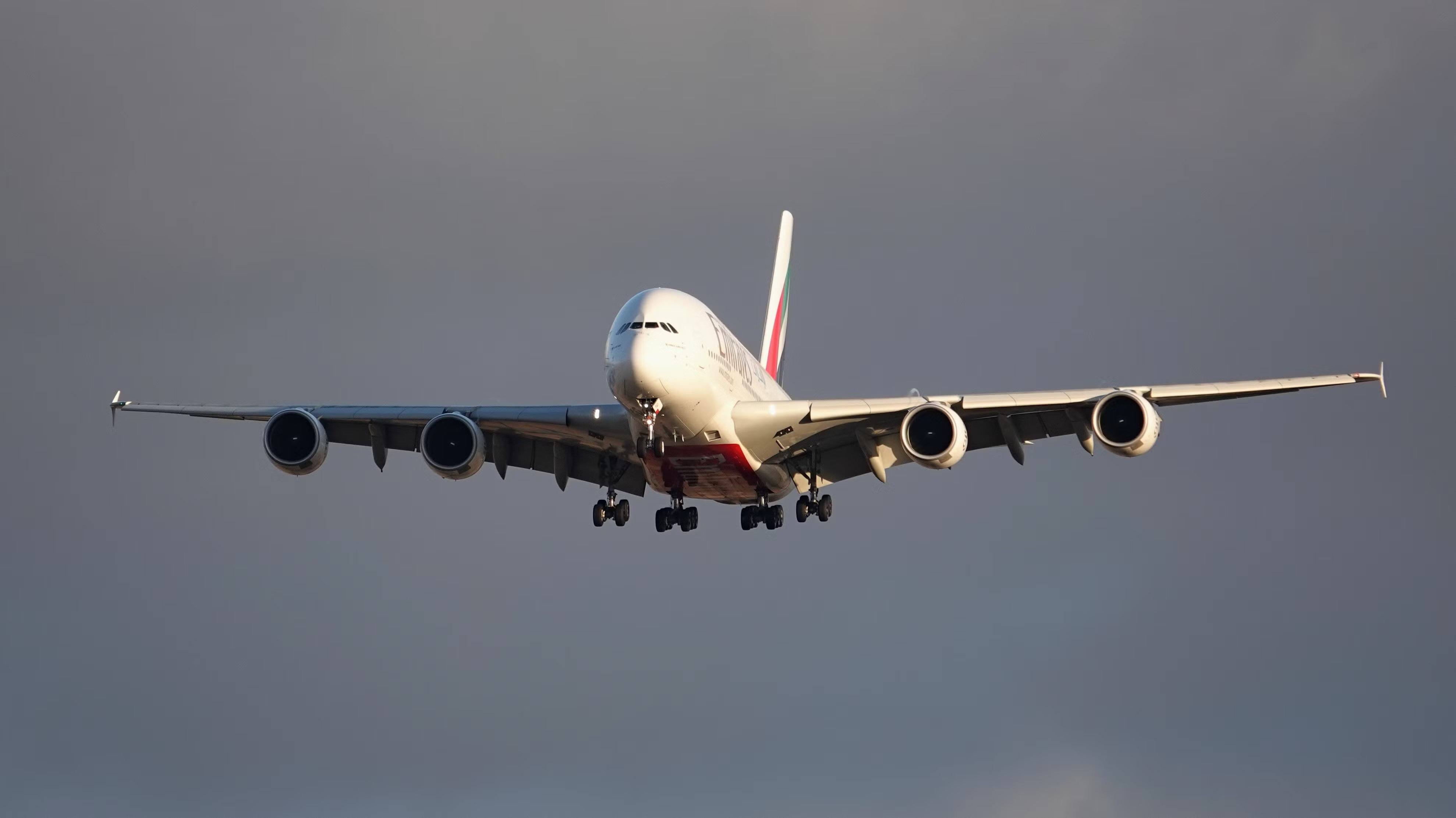 Заход на посадку Emirates A380