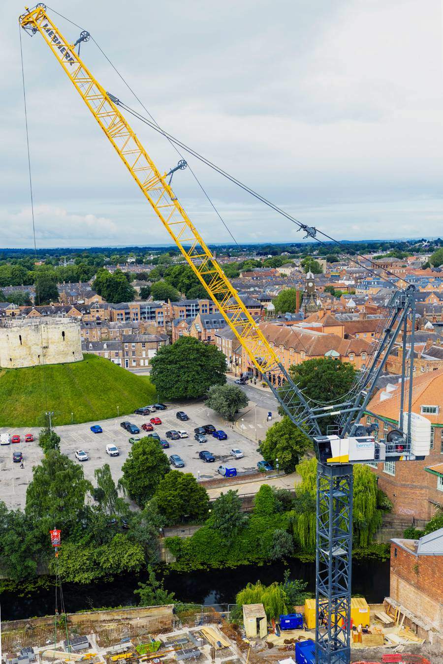 Первый в Великобритании Liebherr 620 HC-L работает внутри городских стен Йорка