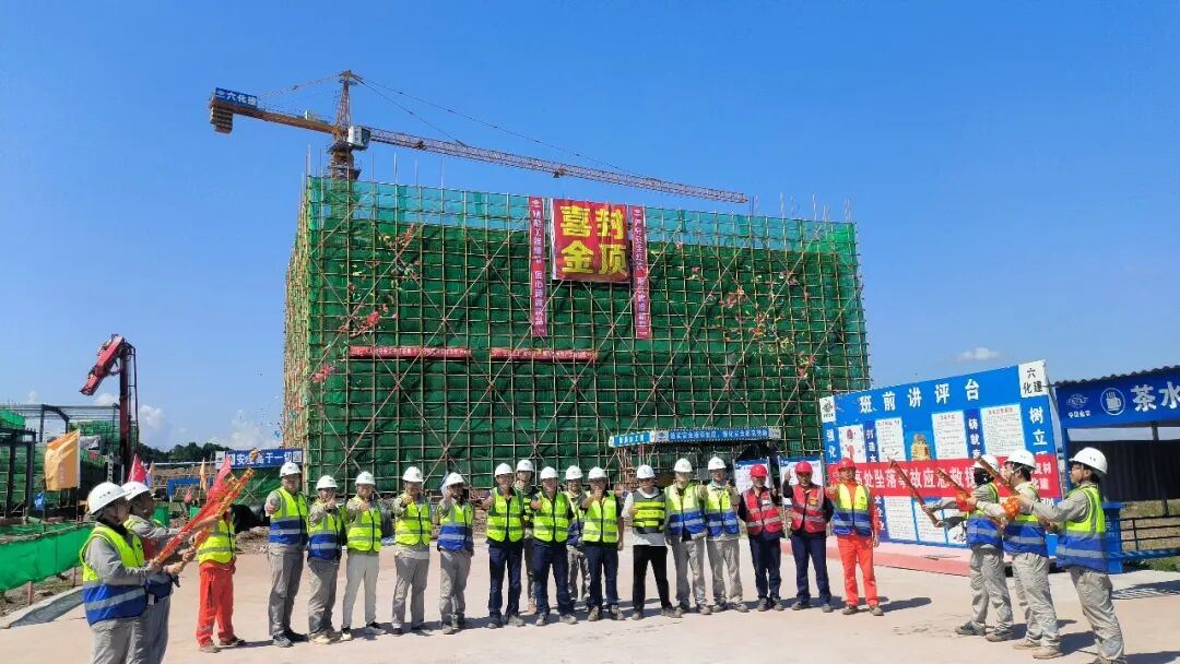 近日,六化建承建的重庆国际复材长寿水性聚合物生产项目混凝土结构圆满完成封顶,项目正式进入安装施工阶段。作为重庆市新材料领域重点工程,项目具备显著的经济社会效益与生态环保价值,正式建成后,将推动当地玻纤复合材料产业链绿色低碳升级,助力区域打造世界级新材料高地。