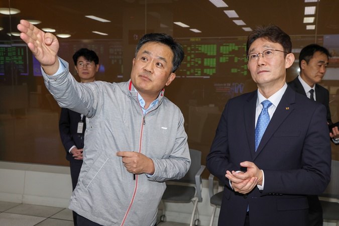 KT代表朴允英于3月31日就任后首次行程中,访问位于京畿道果川的KT网络管控中心。