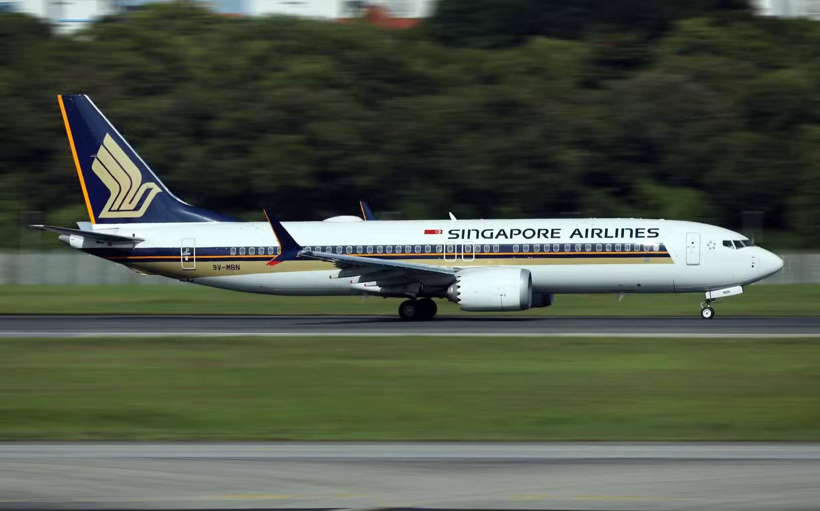 新加坡航空波音737 MAX 8在跑道上滑行准备起飞
