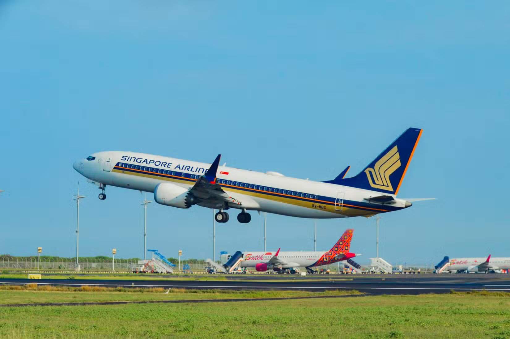 新加坡航空波音737 MAX 8起飞后爬升